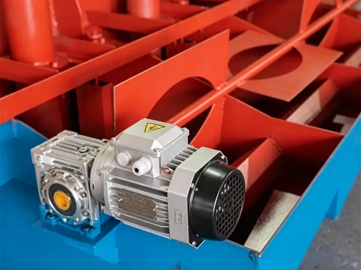 Worm gear reduction motor